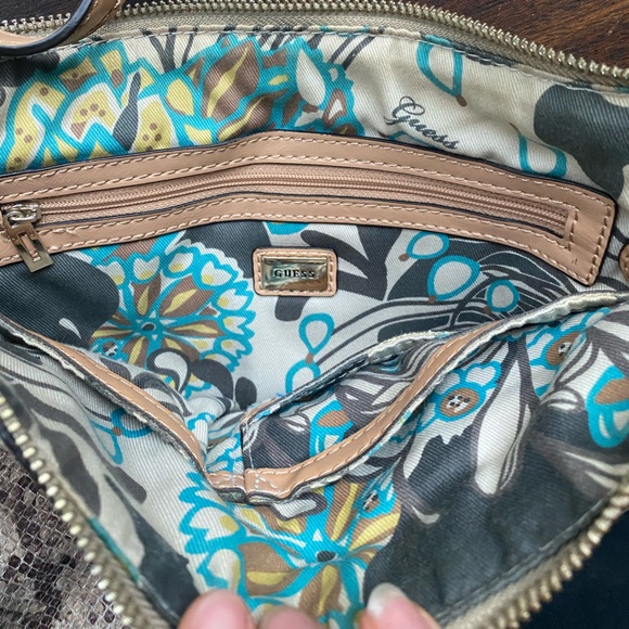 Crossbody guess purse - Picture 3 of 4